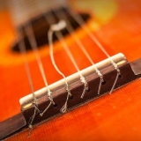 Sostituzione delle corde su una chitarra classica