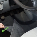 Pulizia dei tappetini della tua auto