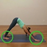 Facendo la posa del piccione yoga