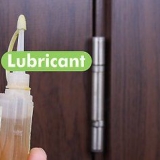 Lubrificare i cardini della porta