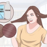 Tingere i capelli scuri senza candeggina