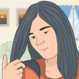 Tingere i capelli castano scuro o neri biondo platino o bianco