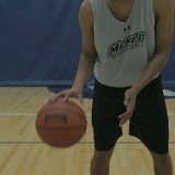 Dribbling con una palla da basket