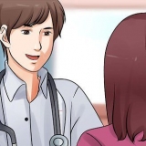 Applicare una benda a pressione per lesioni alla spalla