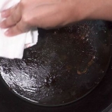 Pulizia di una padella di ghisa bruciata