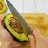 Prepara una maschera all'avocado per i tuoi capelli