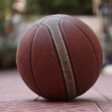 Fai girare una palla da basket al dito