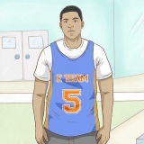 Indossa una maglia da basket
