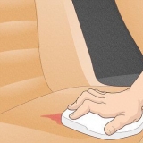 Come rimuovere una macchia di sangue dalla tappezzeria dell'auto