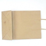 Copri un libro con un sacchetto di carta