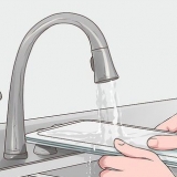 Pulizia di una brocca con filtro dell'acqua brita