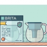Utilizzando una brocca d'acqua brita