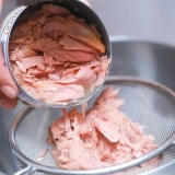 Fare un panino con insalata di tonno