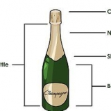 Aprire una bottiglia di champagne con una spada