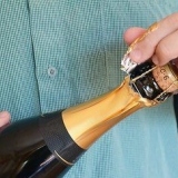Apertura di una bottiglia di champagne