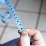 Lavora una coperta all'uncinetto