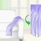Metti una coperta sopra un divano
