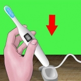 Usando uno spazzolino elettrico