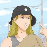 Indossando un cappello a secchiello