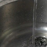 Rimuovere un'etichetta da un barattolo