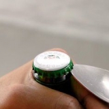 Aprire una bottiglia senza apribottiglie