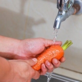 Preparazione di un arrosto in una pentola di coccio