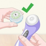 Usando una spazzola per il viso