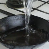 Pulizia di una padella di ghisa