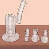 Pulizia di un bong di vetro