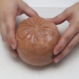 Taglia un prosciutto