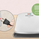 Preparare un hamburger su una griglia foreman