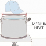 Montare un cappellino da baseball restringendolo