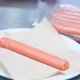 Riscalda un hot dog nel microonde
