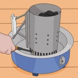 Usando un affumicatore a carbone
