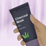 Applicare una maschera al carbone
