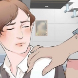Confortare una donna che piange