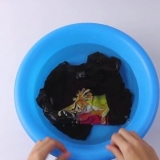 Allungando una maglietta di cotone