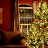 Decora un albero di natale con stile