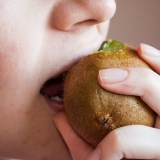Mangiare un kiwi