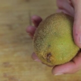 Sbucciare un kiwi