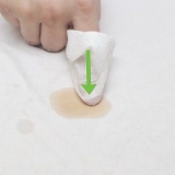 Come rimuovere una macchia di caffè da una maglietta di cotone