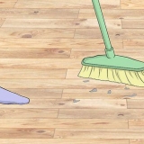 Pulizia di un pavimento in parquet