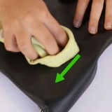 Pulizia di una borsa in pelle