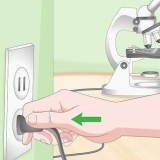 Utilizzando un microscopio ottico