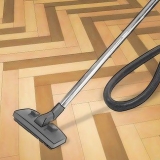 Pulizia di un pavimento in linoleum