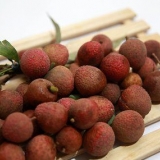 Mangiare un litchi