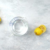 Pulire un microonde con un limone