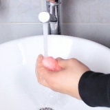 Pulizia di una spugna per il trucco