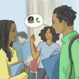 Chiedere a una ragazza il numero di telefono della sua ragazza (cosa dire per aumentare le tue possibilità)