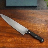 Affila un coltello con una pietra